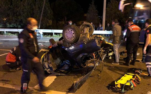 Manisa’da iki otomobil çarpıştığı kazada 2 kişi öldü, 4 kişi yaralandı - Resim: 2