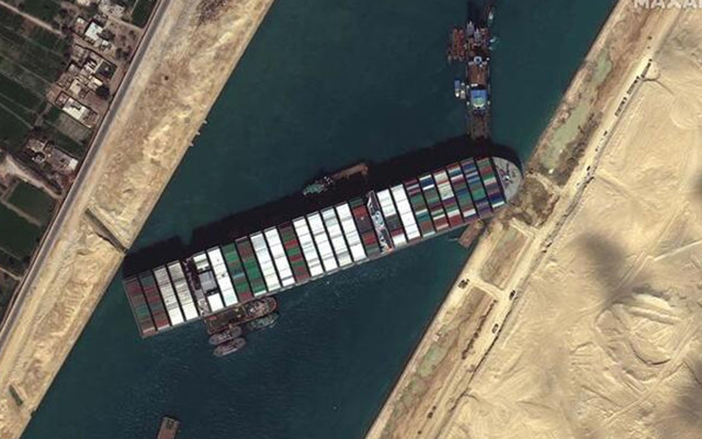 Süveyş Kanalı’nda karaya oturan geminin etrafını kazan operatörden mesai isyanı - Resim: 1