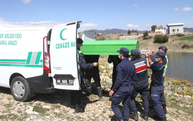 Muğla'da kamyonetin el frenini çekmeyi unutan koca, eşinin ölümüne sebep oldu - Resim: 1