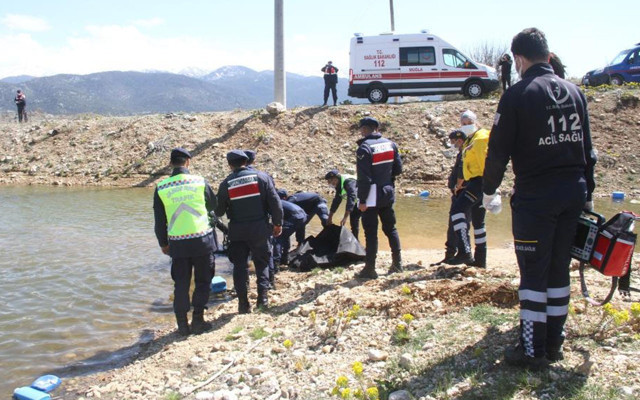 Muğla'da kamyonetin el frenini çekmeyi unutan koca, eşinin ölümüne sebep oldu - Resim: 2