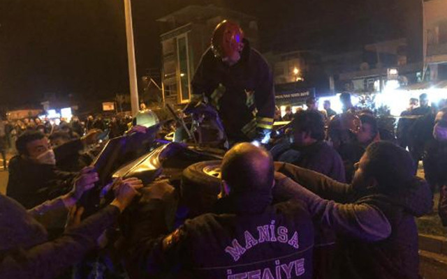 Manisa’da iki otomobil çarpıştığı kazada 2 kişi öldü, 4 kişi yaralandı - Resim: 1