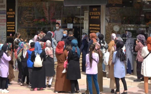 Siirt’te indirim tedbirleri unutturdu! Mağaza önünde kuyruğa polis müdahalesi - Resim: 0