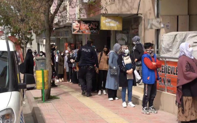 Siirt’te indirim tedbirleri unutturdu! Mağaza önünde kuyruğa polis müdahalesi - Resim: 1