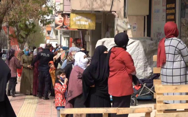 Siirt’te indirim tedbirleri unutturdu! Mağaza önünde kuyruğa polis müdahalesi - Resim: 2
