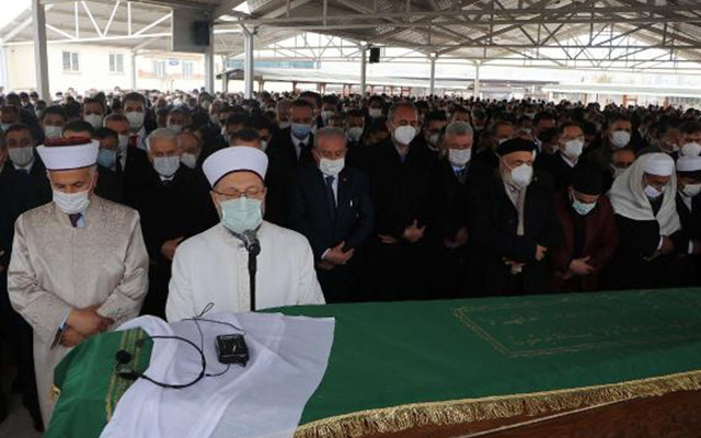 Adalet Bakanı Abdulhamit Gül'ün annesi son yolculuğuna uğurlandı - Resim: 1