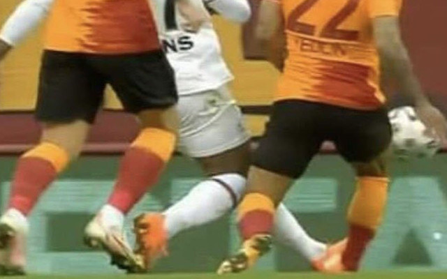 Yedlin'in değnekli halini paylaşan Arda Turan: Kırmızı kart yok, yer çekiminden dolayı olmuş - Resim: 0