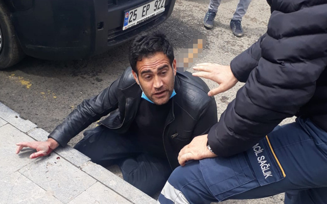 Erzurum'da sokak ortasında kabusu yaşadı! Sırtında bıçakla hastaneye götürüldü - Resim: 0