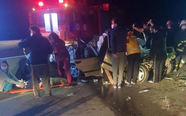 Antalya'da otomobil kamyona arkadan çarptı: 2 ölü 2 ağır yaralı - Resim: 0