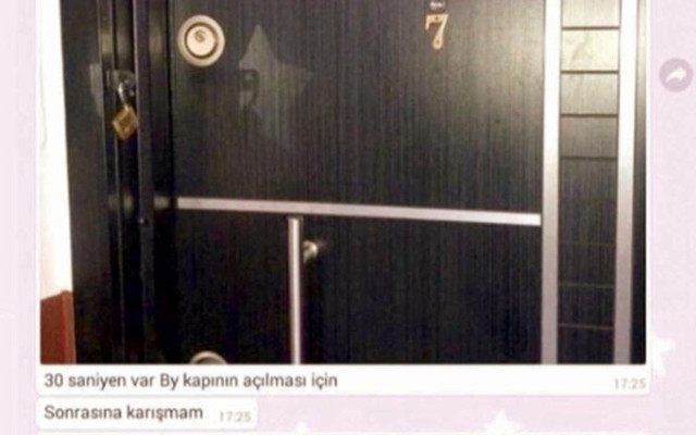 Pes! Kapıya bıçakla dayanıp kız arkadaşına bu mesajı attı - Resim: 0