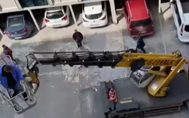 Ataşehir'de koronavirüs hastası babaya oğlundan 'vinç' sürprizi - Resim: 1