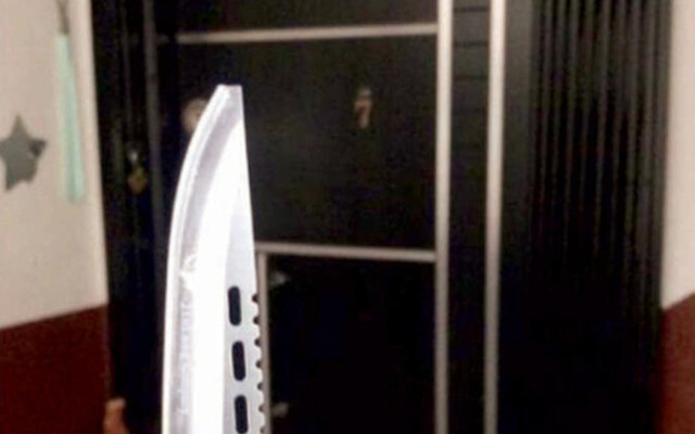 Pes! Kapıya bıçakla dayanıp kız arkadaşına bu mesajı attı - Resim: 1