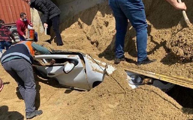 TEM'de kum yüklü TIR'ın otomobilin üzerine devrilmesi sonucu 1 kişi öldü - Resim: 2