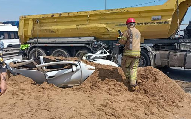 TEM'de kum yüklü TIR'ın otomobilin üzerine devrilmesi sonucu 1 kişi öldü - Resim: 0