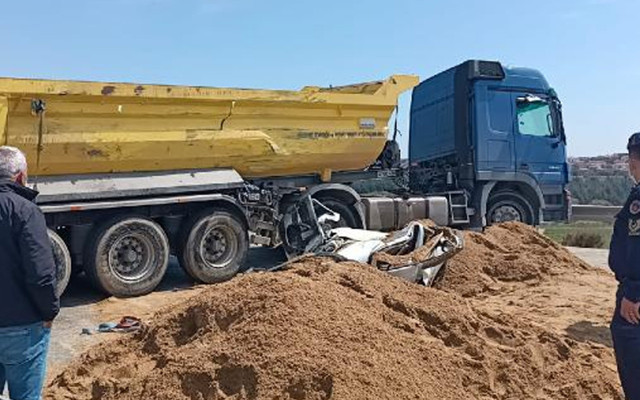 TEM'de kum yüklü TIR'ın otomobilin üzerine devrilmesi sonucu 1 kişi öldü - Resim: 1