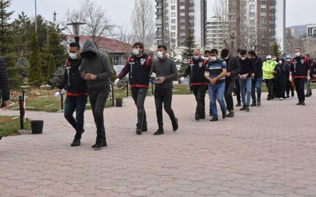 Sivas'ta hastane çalışanlarına saldıran şüphelilere çifte ceza kesildi - Resim: 1