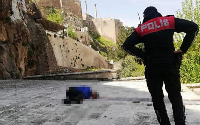 Şanlıurfa'da tarihi kale eteğinde dehşet verici görüntü! Erkek cesedi bulundu - Resim: 0