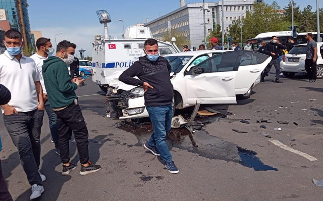 Diyarbakır’da dönüşü yasak olan yola giren otomobil kazaya sebep oldu: 5’i ağır 7 yaralı - Resim: 0