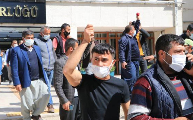 Borçları 5 milyon lira! Şanlıurfa'da elektrikleri kesilen çiftçiler DSİ binasında gerginlik çıkardı - Resim: 0