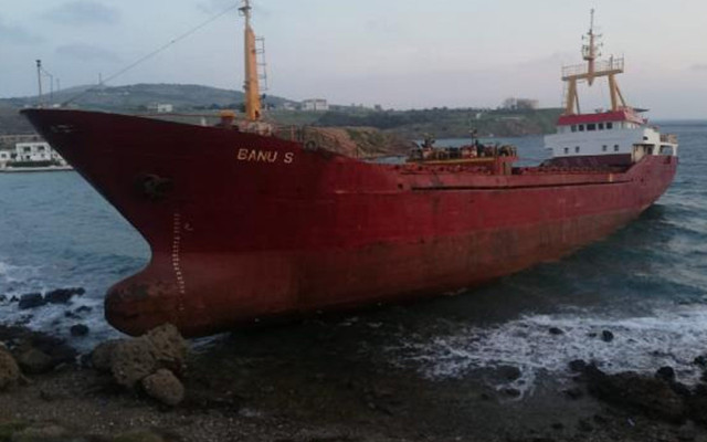 Çanakkale Bozcaada'da dümen arızası yapan kargo gemisi karaya oturdu - Resim: 0