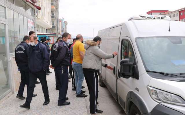 Afyonkarahisar'da yola kan sızdıran kamyonet, polisi harekete geçirdi - Resim: 1