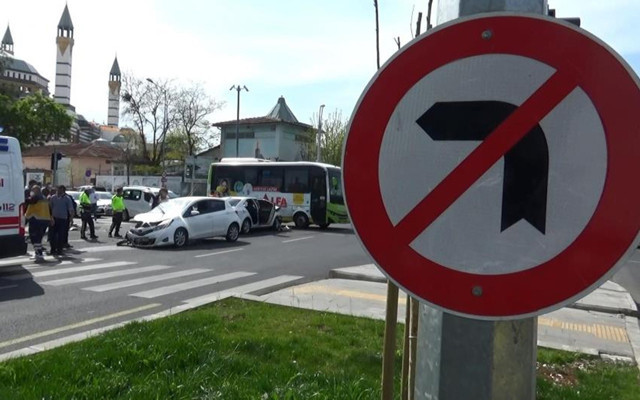 Diyarbakır’da dönüşü yasak olan yola giren otomobil kazaya sebep oldu: 5’i ağır 7 yaralı - Resim: 1