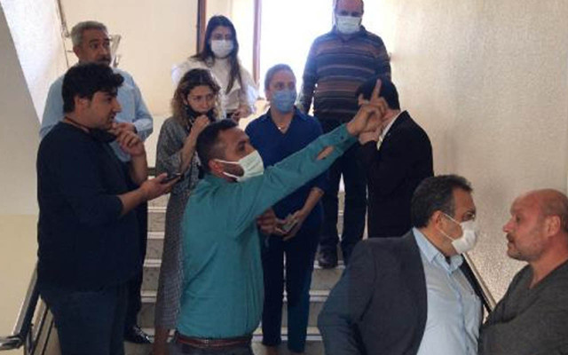 Borçları 5 milyon lira! Şanlıurfa'da elektrikleri kesilen çiftçiler DSİ binasında gerginlik çıkardı - Resim: 1