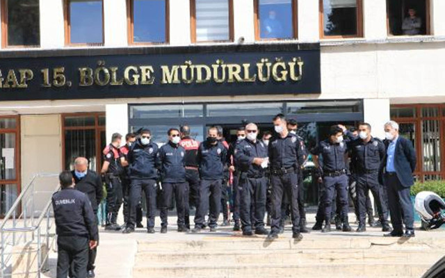 Borçları 5 milyon lira! Şanlıurfa'da elektrikleri kesilen çiftçiler DSİ binasında gerginlik çıkardı - Resim: 3