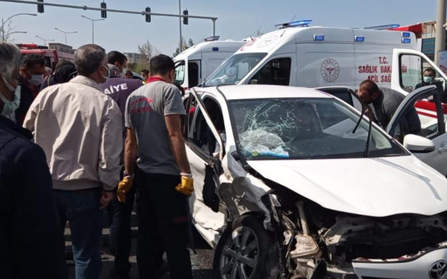 Diyarbakır’da dönüşü yasak olan yola giren otomobil kazaya sebep oldu: 5’i ağır 7 yaralı - Resim: 2