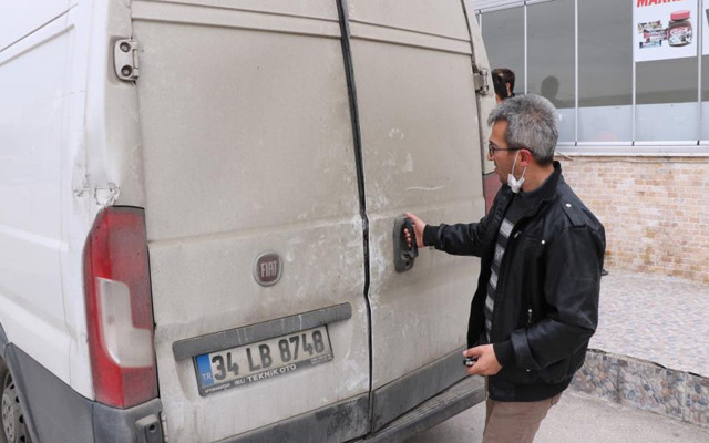 Afyonkarahisar'da yola kan sızdıran kamyonet, polisi harekete geçirdi - Resim: 0
