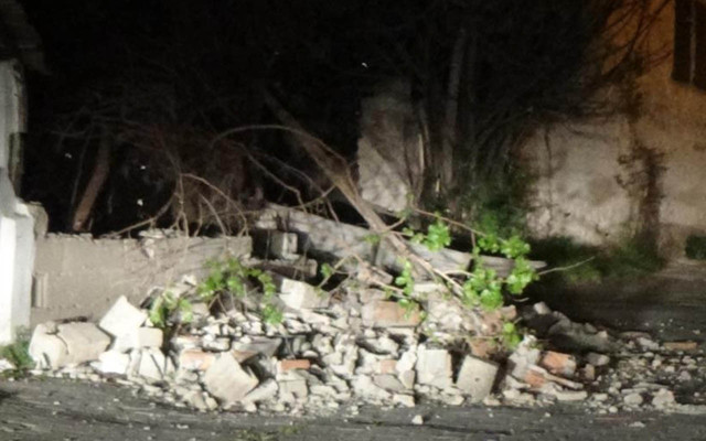 Muğla Bodrum ilçesi ile Denizli'de fırtına! Ağaçlar devrildi otomobiller zarar gördü - Resim: 1