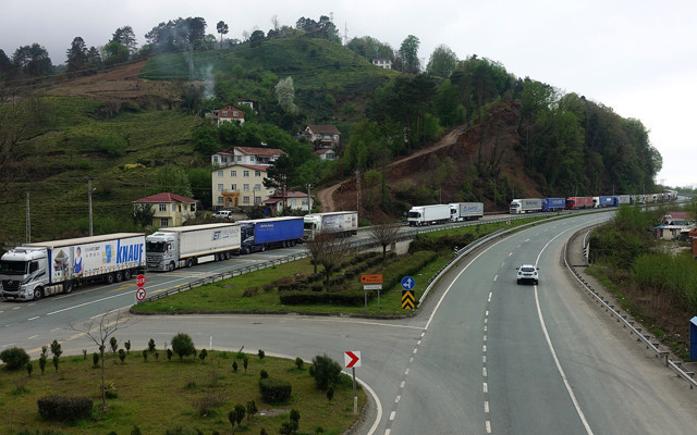Artvin Sarp Sınır Kapısı'nda yoğun TIR kuyruğu oluştu - Resim: 0