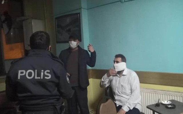 Esenyurt'ta kahvehaneye baskında ilginç anlar: Tuvalet kağıdını maske yaptı - Resim: 1