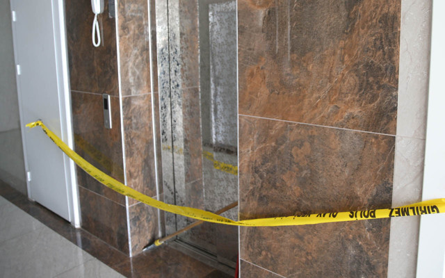 Diyarbakır'da asansör 11'inci kattan düştü: Baba oğlunu korumak için siper oldu - Resim: 0