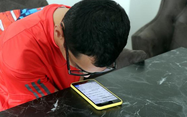 Sadece burnuyla yapıyor! Kol ve ayaklarını kullanamayan genç görenleri hayran bıraktı - Resim: 1