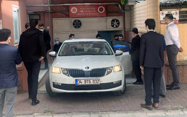 Adana'da kazada ölen bebeğini son yolculuğuna kucağında götürdü - Resim: 0