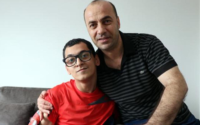 Sadece burnuyla yapıyor! Kol ve ayaklarını kullanamayan genç görenleri hayran bıraktı - Resim: 3