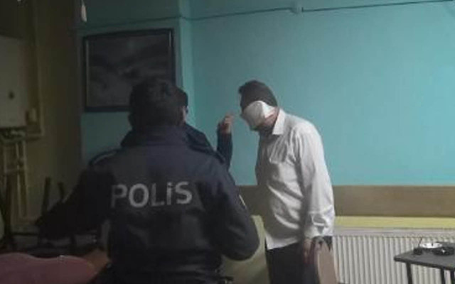 Esenyurt'ta kahvehaneye baskında ilginç anlar: Tuvalet kağıdını maske yaptı - Resim: 0