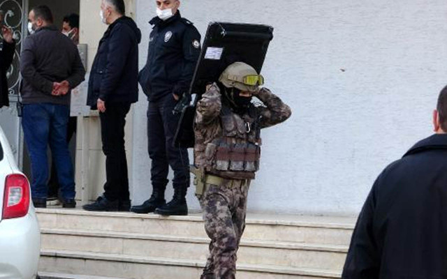 Bursa'da eşini sokak ortasında katleden katil koca kaçtığı evde intihara kalkıştı - Resim: 1