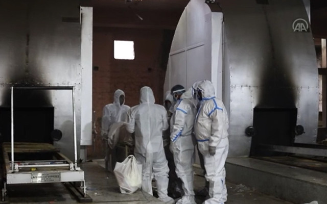 Hindistan'da ölüleri gömmeye yetişemiyorlar korona cesetlerini yakmaya başladılar - Resim: 1