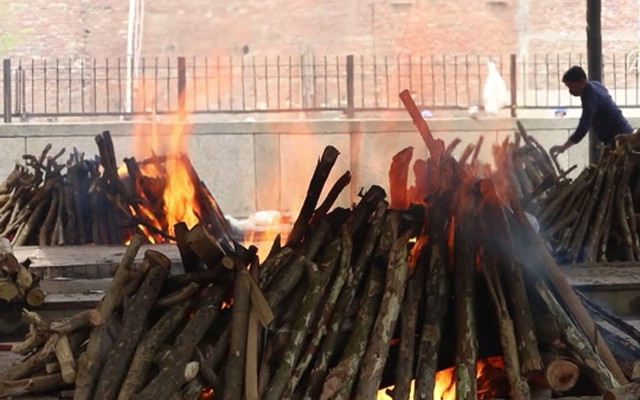Hindistan'da ölüleri gömmeye yetişemiyorlar korona cesetlerini yakmaya başladılar - Resim: 0