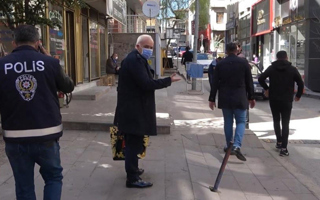 Kırıkkale'de Covid-19 testi pozitif olan avukat, bürosunda çalışırken yakalandı - Resim: 1