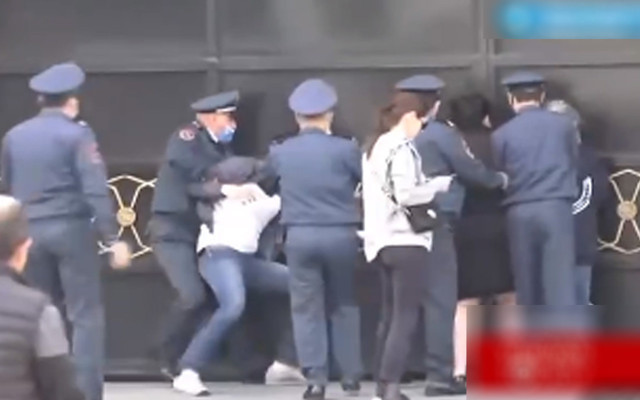 'Paşinyan giremesin' diye yaptılar! Ermenistan'da kendilerini hükumet binasına zincirlediler - Resim: 0