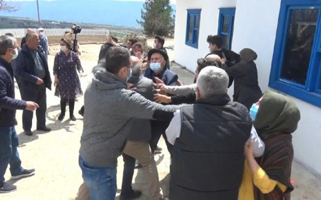 Karabük'te köylüler, mezarlara hafriyat döküldüğü iddiasıyla muhtar ve yakınlarına saldırdı - Resim: 0