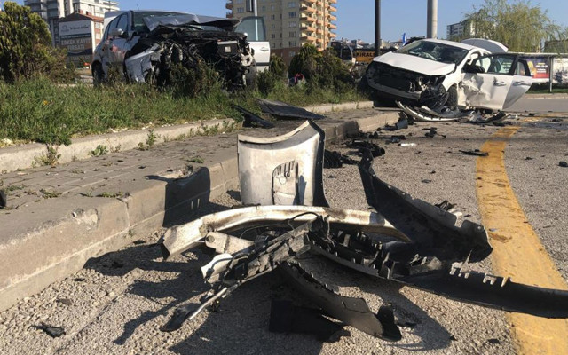 Ankara'da feci kazada otomobiller kafa kafaya çarpıştı! 3'ü çocuk 7 yaralı - Resim: 2