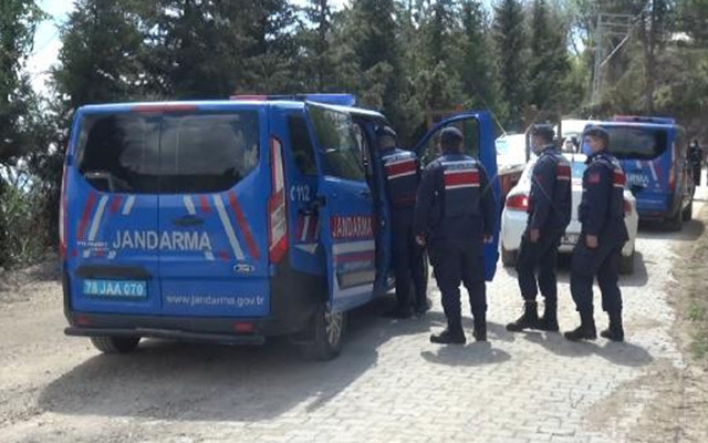 Karabük'te köylüler, mezarlara hafriyat döküldüğü iddiasıyla muhtar ve yakınlarına saldırdı - Resim: 4