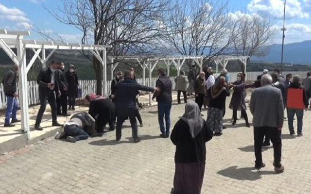 Karabük'te köylüler, mezarlara hafriyat döküldüğü iddiasıyla muhtar ve yakınlarına saldırdı - Resim: 3