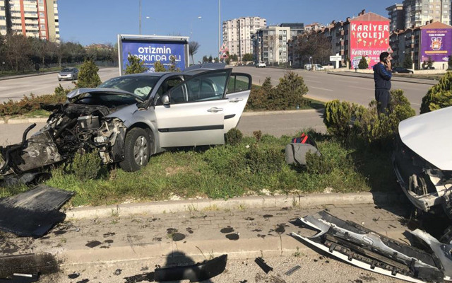 Ankara'da feci kazada otomobiller kafa kafaya çarpıştı! 3'ü çocuk 7 yaralı - Resim: 1