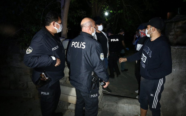 Adana'da bahçede tartıştığı ağabeyini ve babasını bıçaklayarak öldürdü - Resim: 0