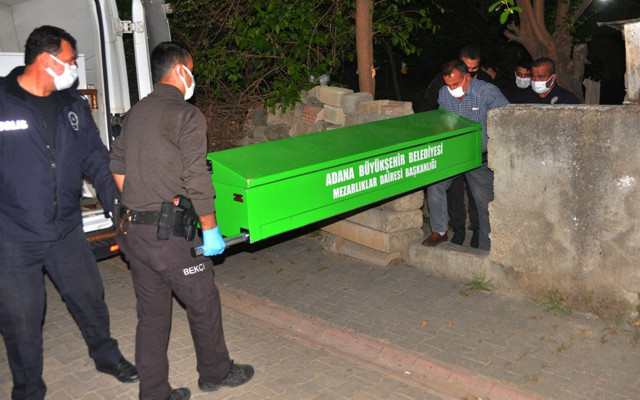 Adana'da bahçede tartıştığı ağabeyini ve babasını bıçaklayarak öldürdü - Resim: 2