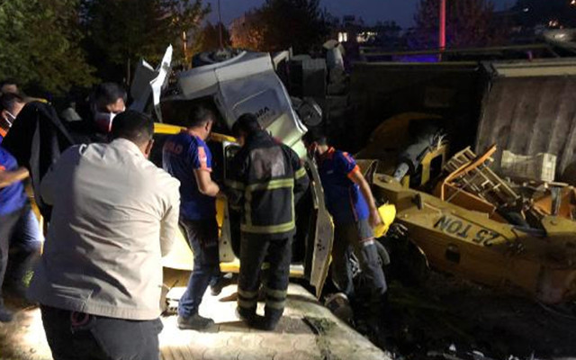Hatay'da freni boşalan vinç faciaya sebep oldu! Çok sayıda ölü ve yaralı var - Resim: 0